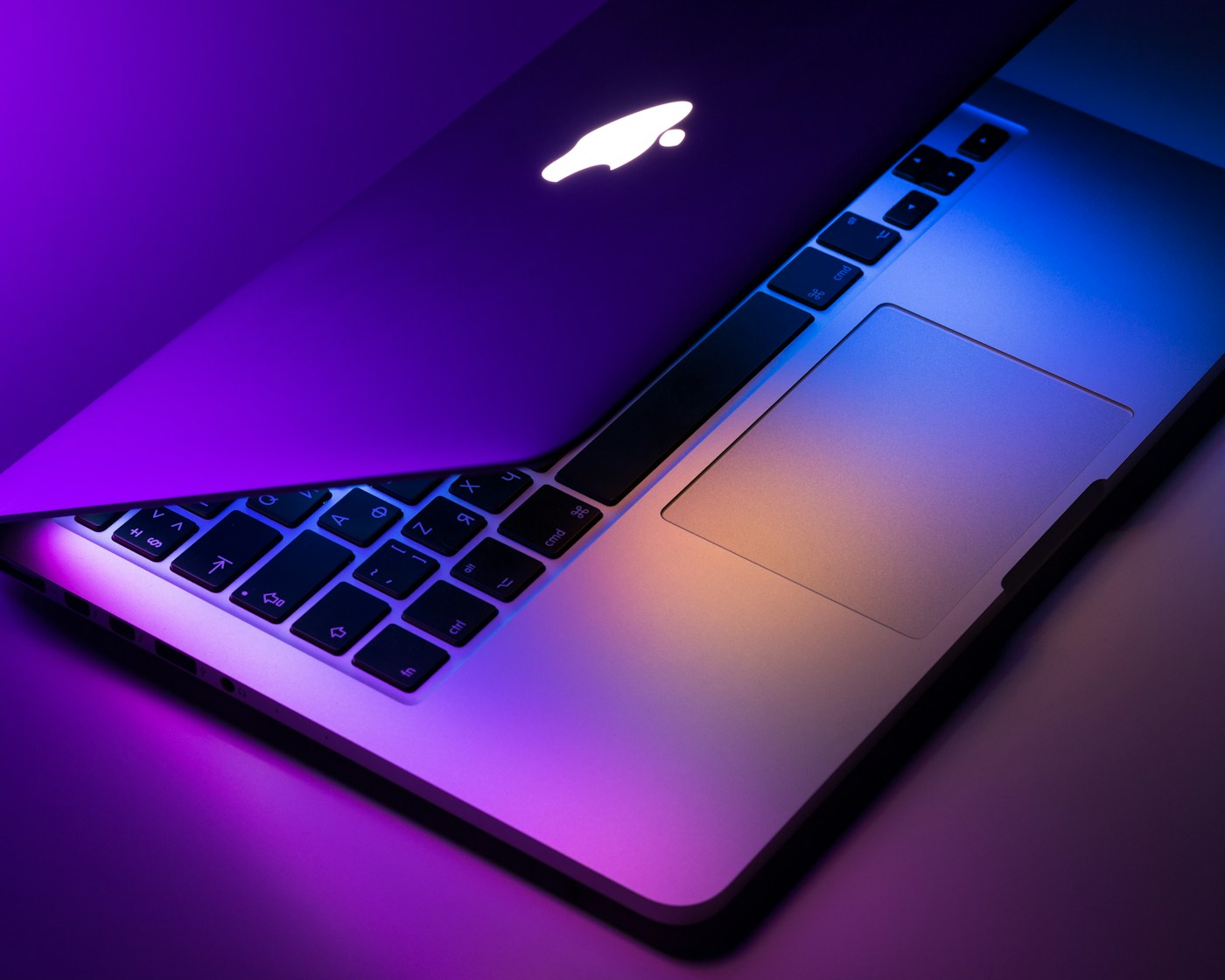 Notebook na pracovním stole — vývoj a provoz webů
